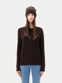 ‚Ç¨ 99 Cashmere Hat & Sweater Set Brown worn by model, detail view on white background #color_umber-brown