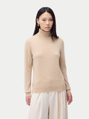 Cashmere Turtleneck Sweater Beige worn by model, detail view, on white background #color_beige