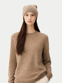 Cashmere € 99 Hat & Sweater Set Taupe worn by model, detail view on white background #color_taupe #ai-image